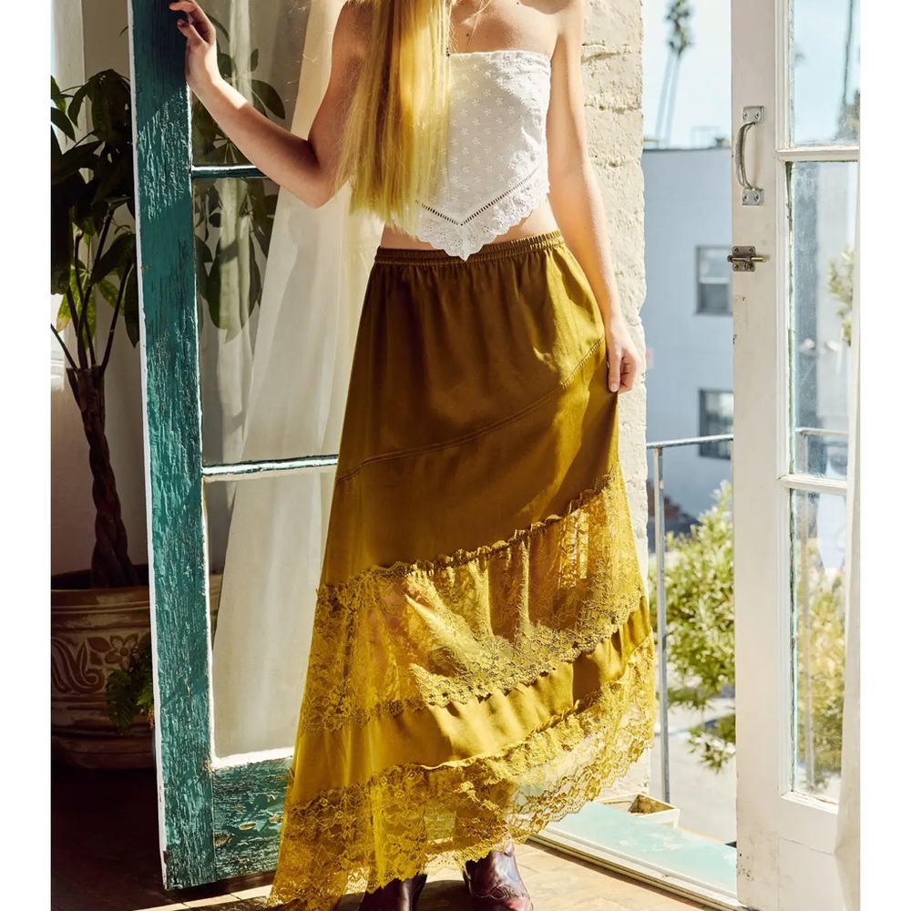 Lara Daisy Lace Trim Asymmetrical Hem Satin Midi Skirt